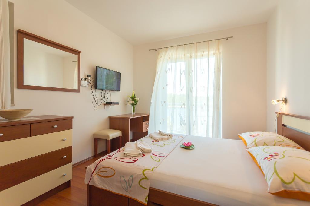 Apartments Slavica Помена Стая снимка