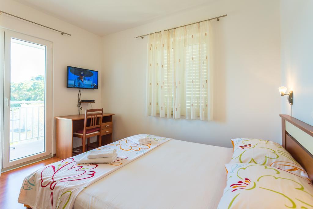 Apartments Slavica Помена Стая снимка