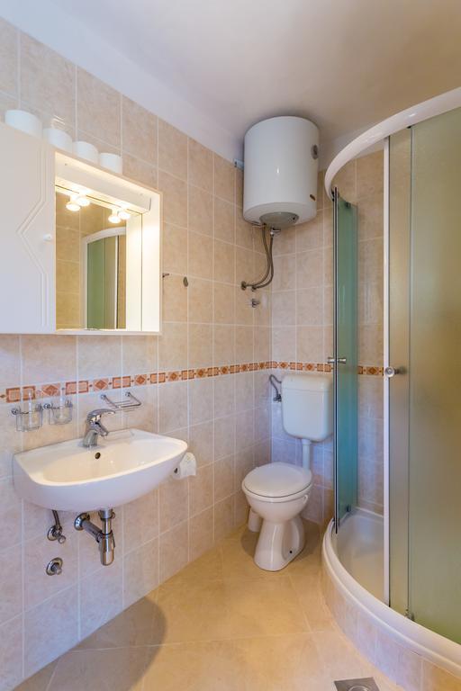 Apartments Slavica Помена Екстериор снимка