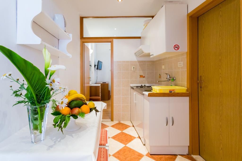 Apartments Slavica Помена Екстериор снимка