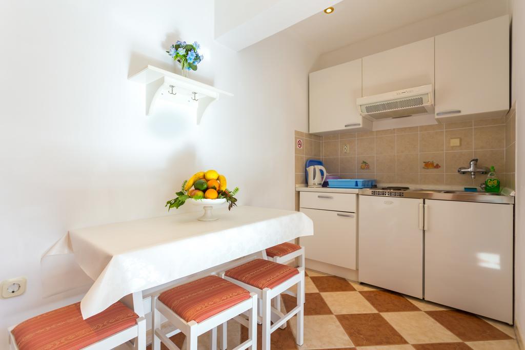 Apartments Slavica Помена Екстериор снимка