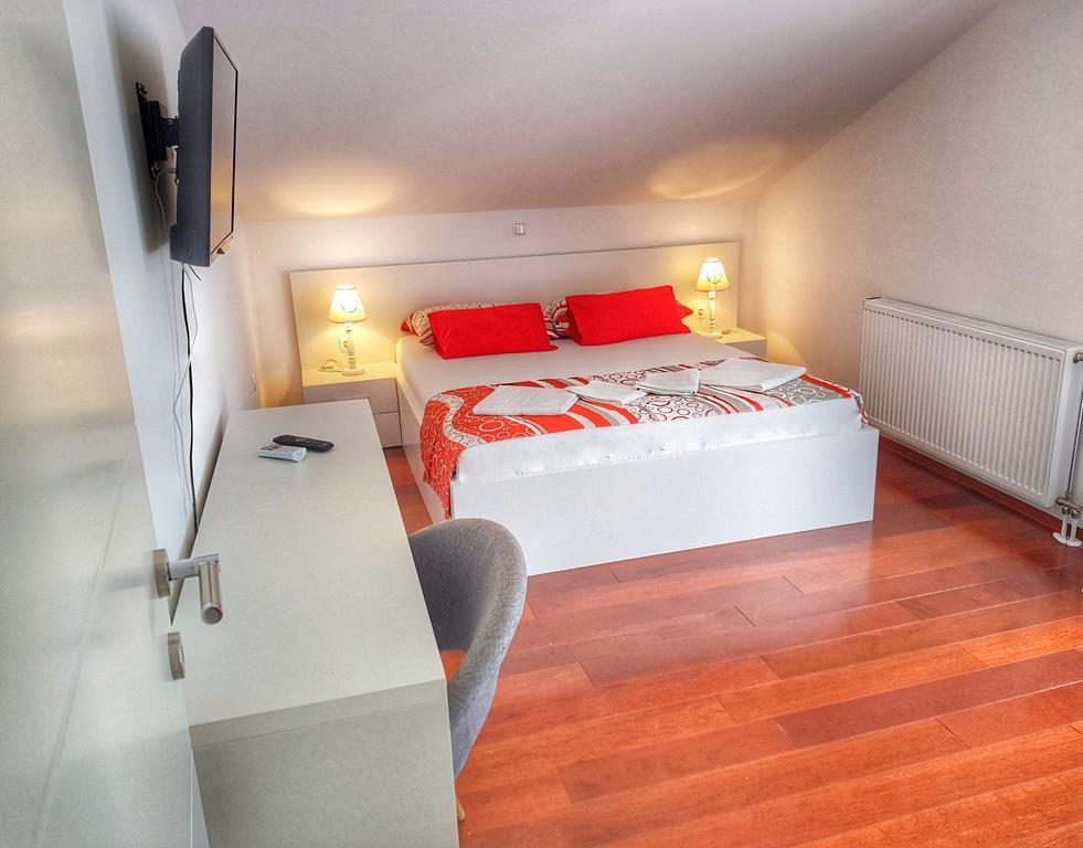 Apartments Slavica Помена Екстериор снимка